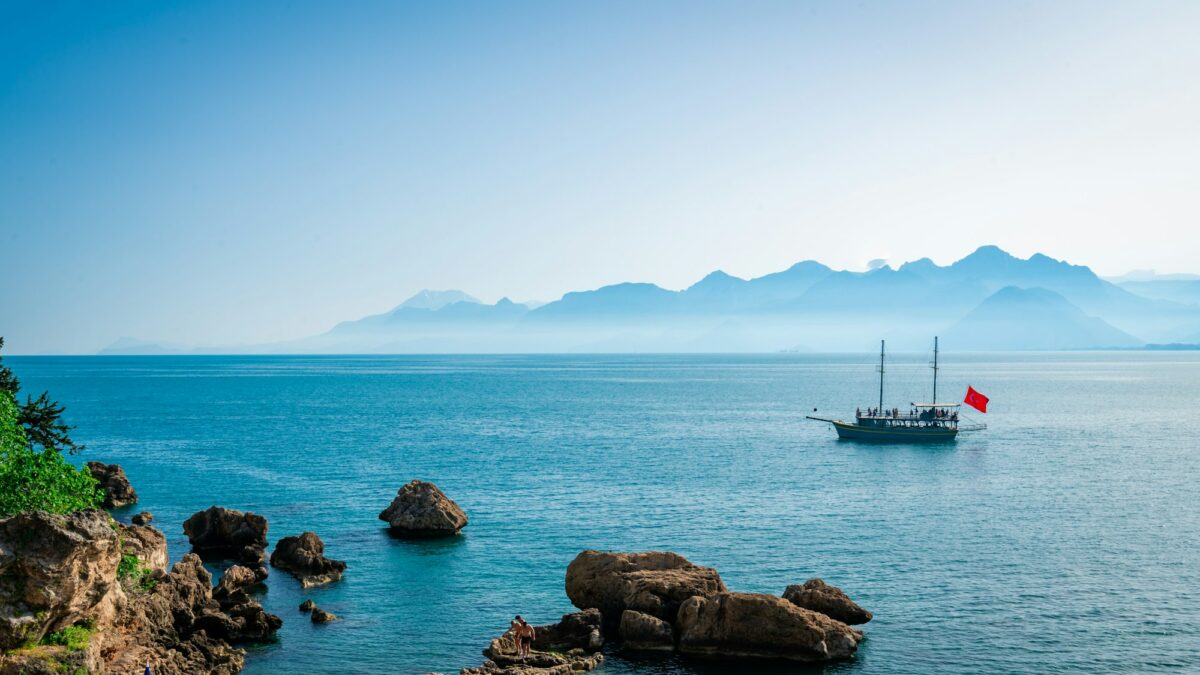 TÜRKEI URLAUB: ENTDECKE DIE SCHÖNHEIT DER TÜRKISCHEN RIVIERA UND MEHR 2 Antalya, Turkey. Sailing Ship For Sea Tours. Mediterranean landscape