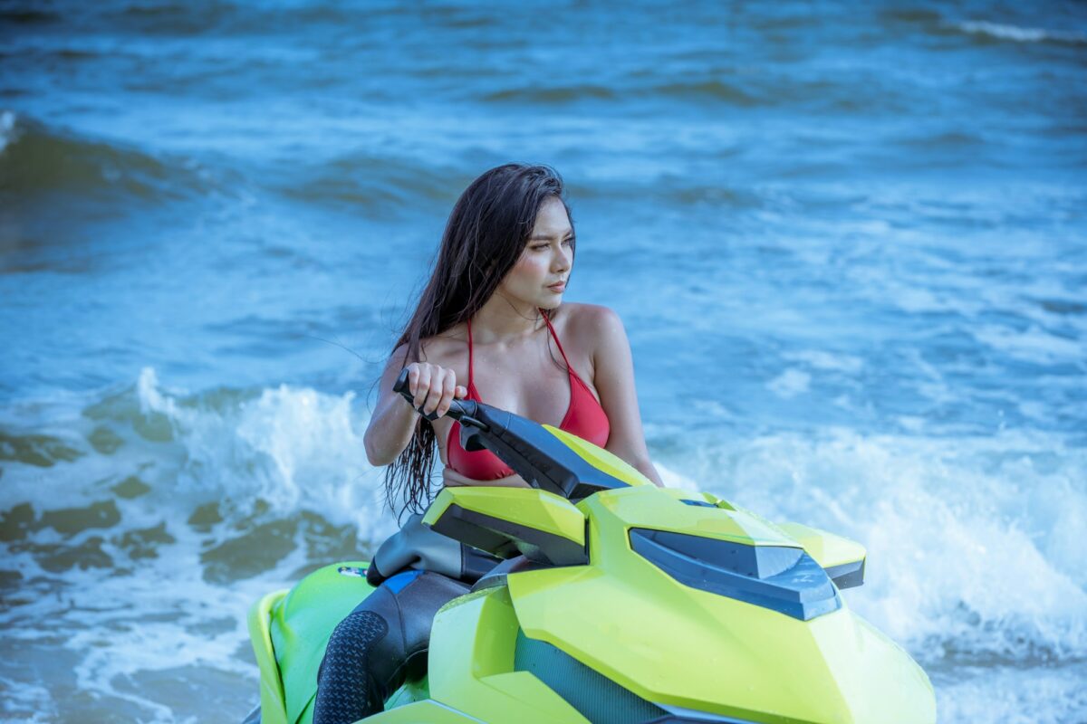 TÜRKEI URLAUB: ENTDECKE DIE SCHÖNHEIT DER TÜRKISCHEN RIVIERA UND MEHR 5 Portrait sexy model wearing bikini and drive jet ski is sport speed boat on sea.